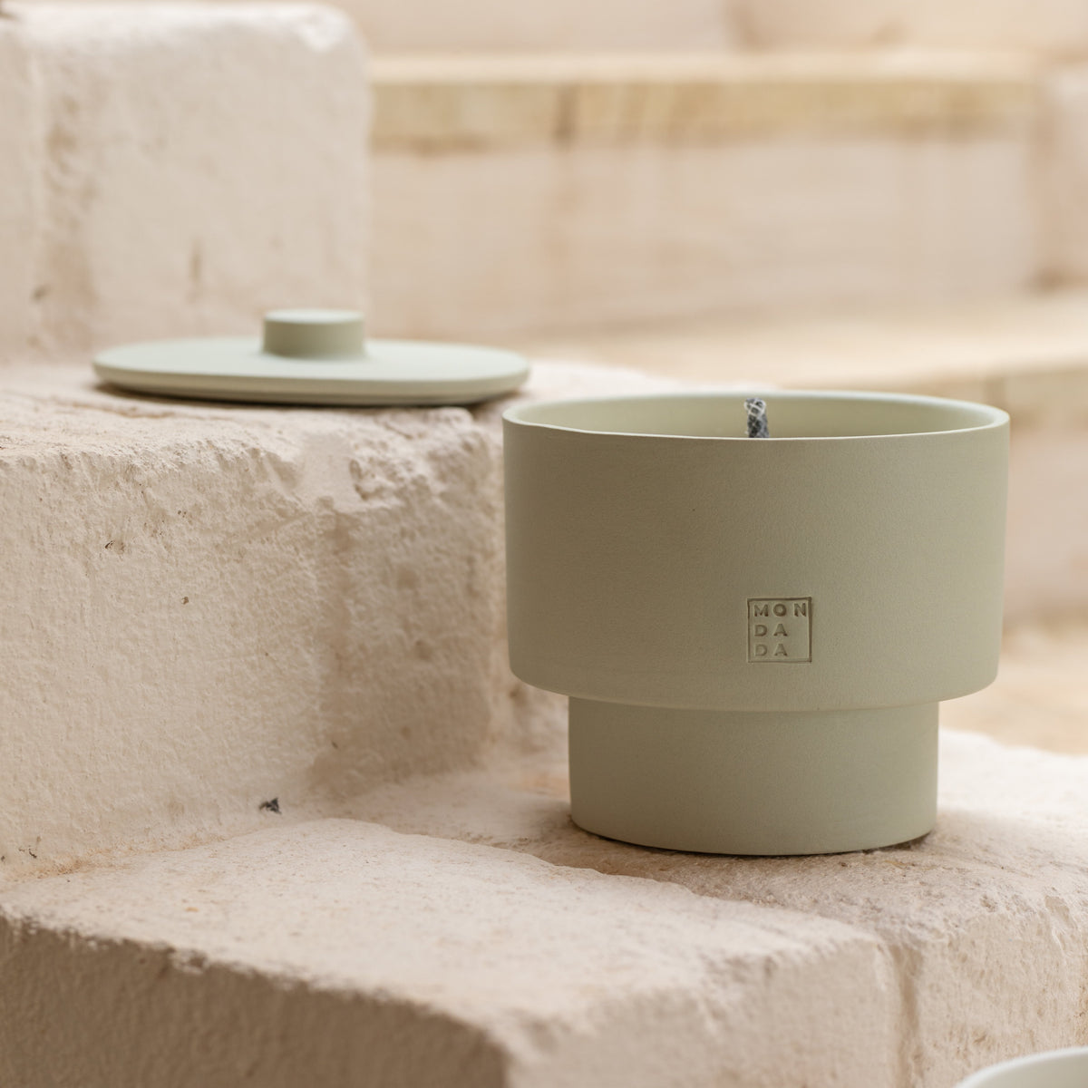 June Outdoor Candle THREE + lid — imagem oficial Mon Dada