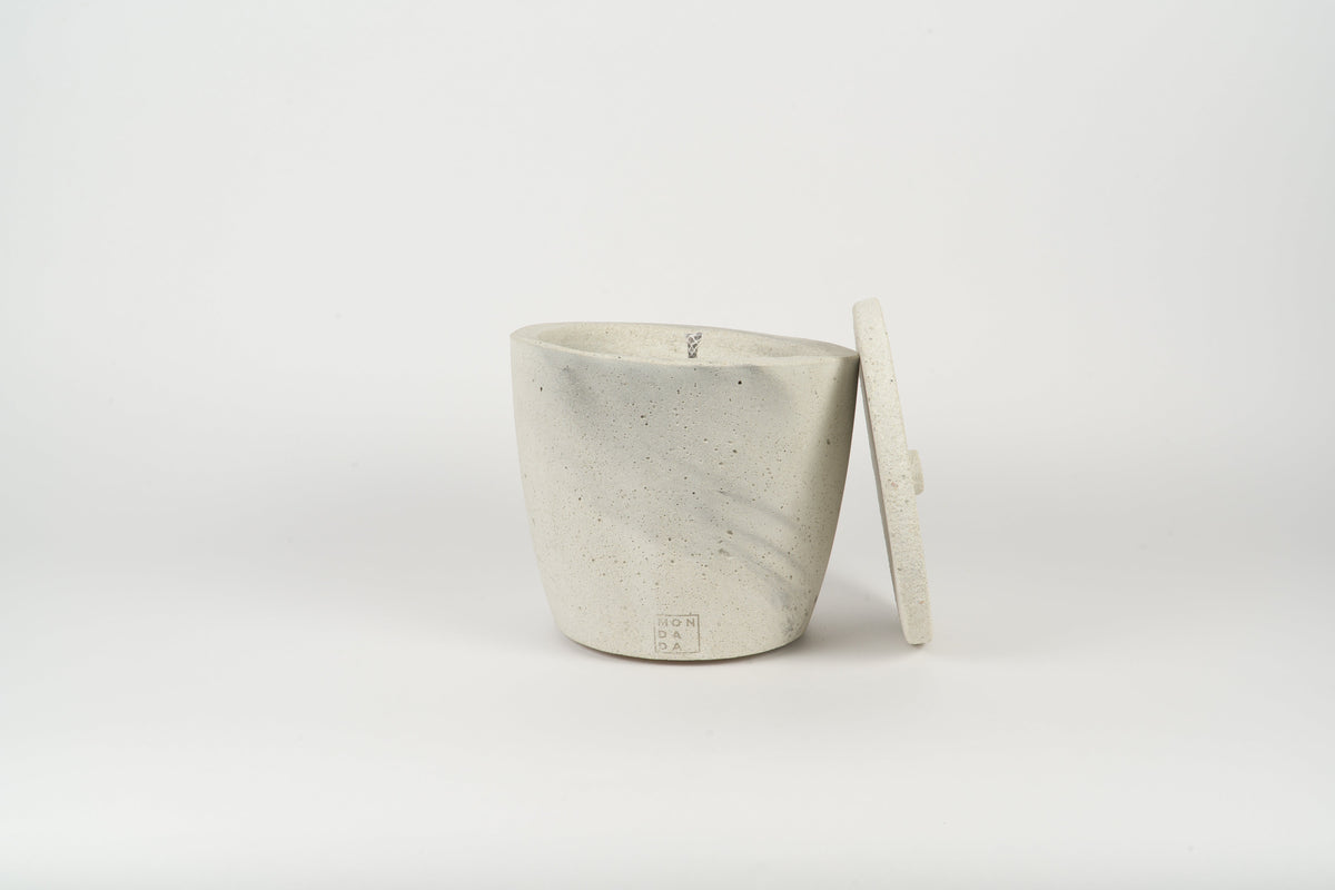 Urban Outdoor Garden Candle Medium + lid — imagem oficial Mon Dada